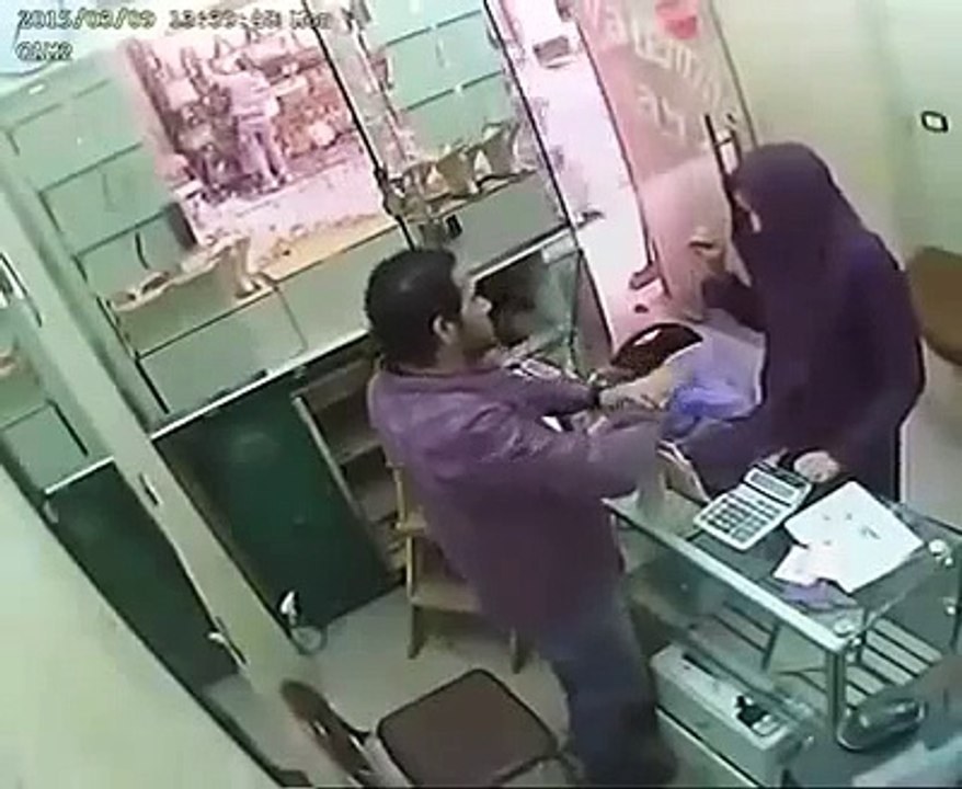 CCTV Footage Of How Beautiful Girl Looted Gold From Shop