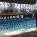 Piscina com ondas durante um tremor de terra