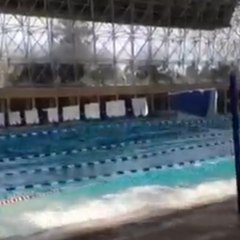 Piscina com ondas durante um tremor de terra