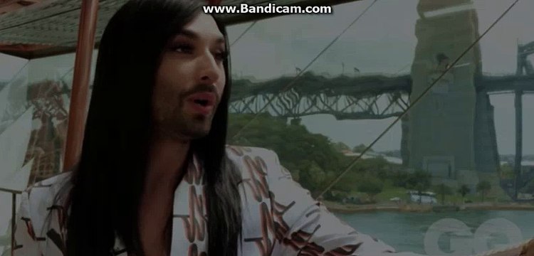 Conchita singt ein Stück Diamonds are Forever und Where do I begin