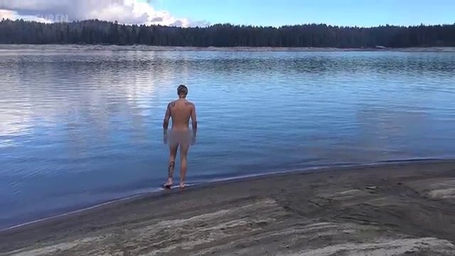 Justin Bieber FLASHES Bare BUTT!!