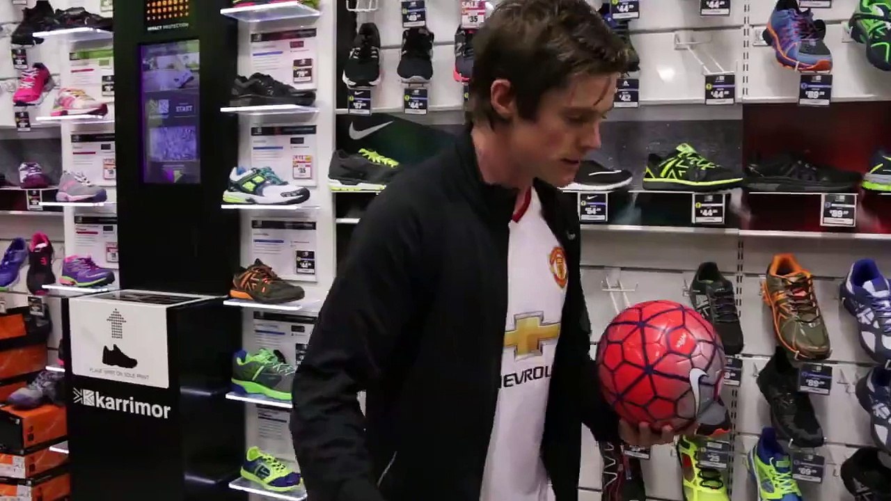 Ce gars fait ses lacets en jonglant avec un ballon de foot. Trick incroyable