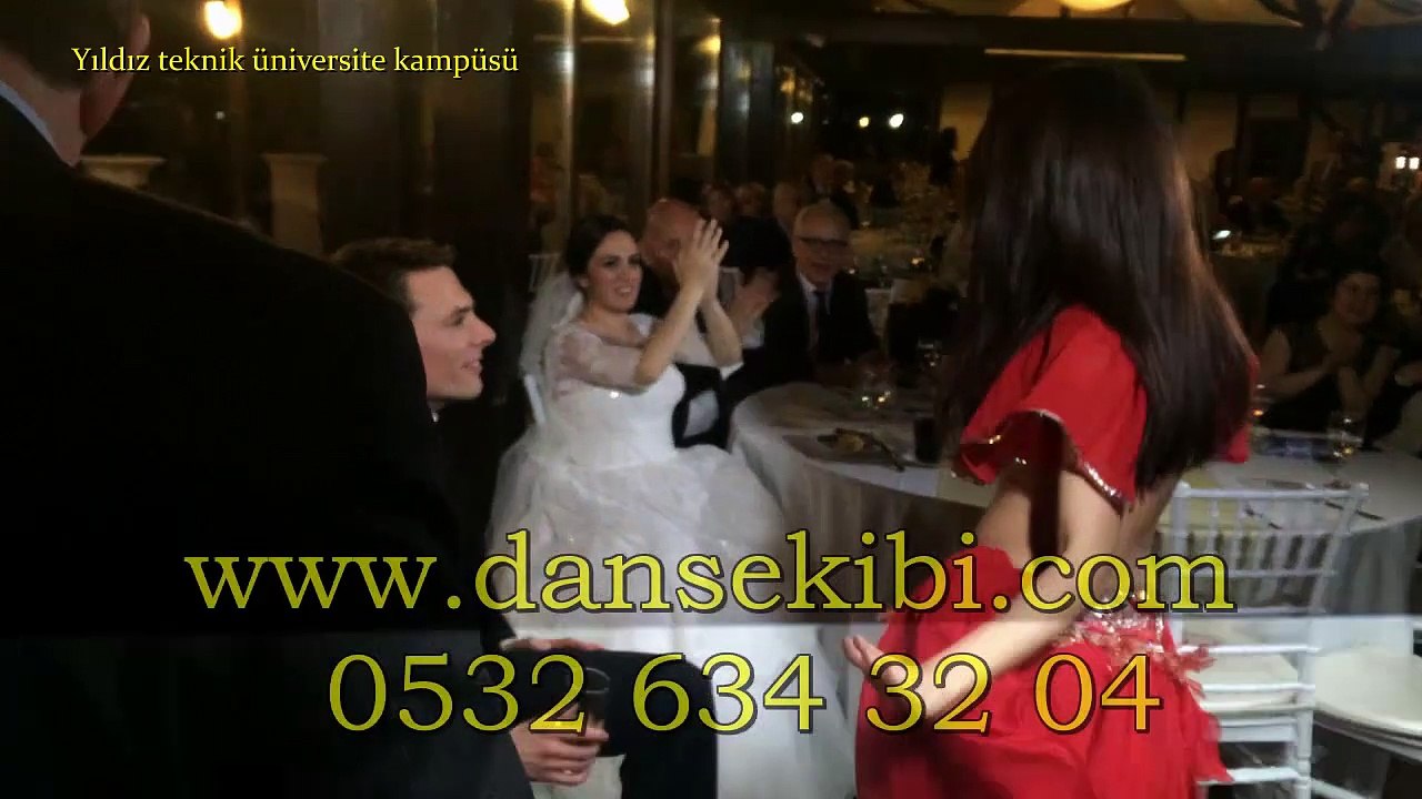 Üniversite kampüsünde dansöz