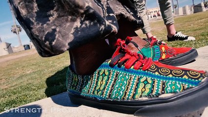 Un champion de tumbling s'éclate sur une plage, et c'est une vraie toupie !