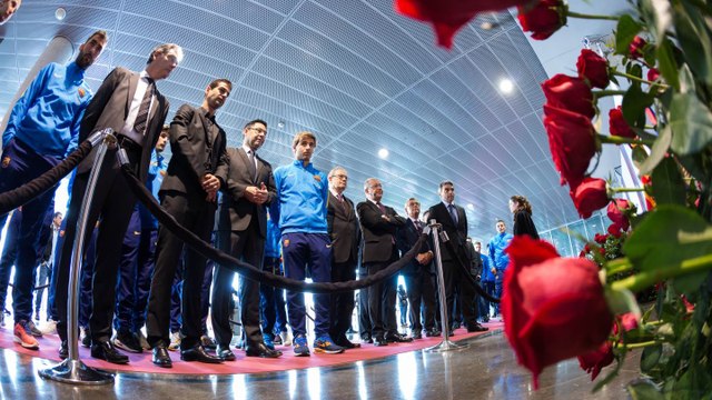 Els jugadors i tècnics dels equips professionals del FC Barcelona visiten el Memorial Johan Cruyff