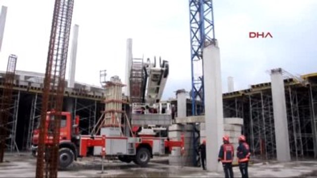 Sakarya Rahatsızlanan Vinç Operatörü İtfaiye Merdiveni ile Aşağı İndirildi