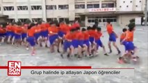 Grup halinde ip atlayan Japon öğrenciler