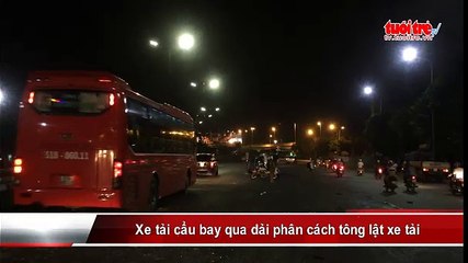 Download Video: Xe tải cẩu bay qua dải phân cách tông lật xe tải