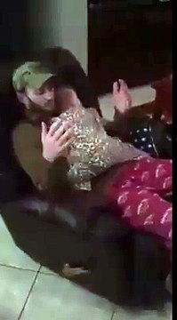 Ce papa berce son bébé dans un fauteuil, mais gardez bien un oeil sur ses mains!