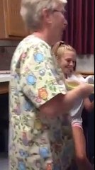 Quand une grande ado de 16 ans se transforme en toute petite fillette au moment du vaccin