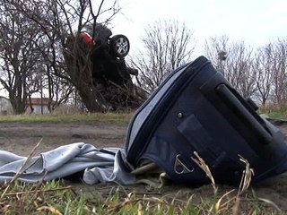 Kazada otomobil ağaçta asılı kaldı, sürücü öldü