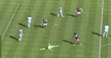 Adrian remonte tout le terrain balle au pied et marque un but fou - West Ham vs West Ham All-Star