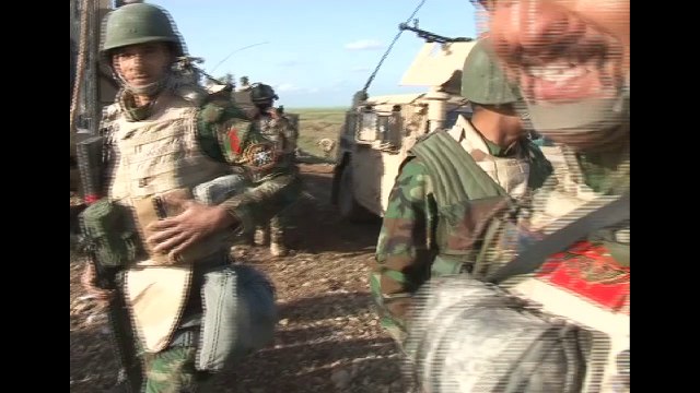 الاف العراقيين يفرون من المعارك في نينوى