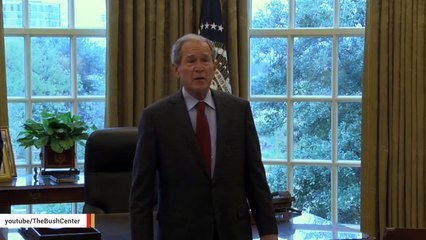 Tải video: Waitress Gets A Huge Tip From George W. Bush, Inadvertently Accuses Him Of Plotting 9/11