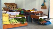 Në Berat peshku dhe bulmetet shiten në rrugë, tregtarët: Këtë hapësirë kemi- Ora News