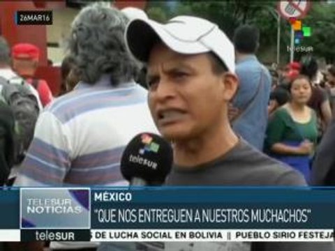 Padres de 43 de Ayotzinapa exigen al gobierno Enrique Peña los halle