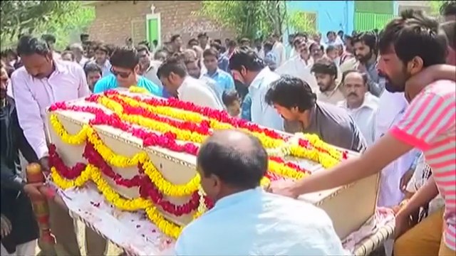 Funerals held for Lahore bombing victims