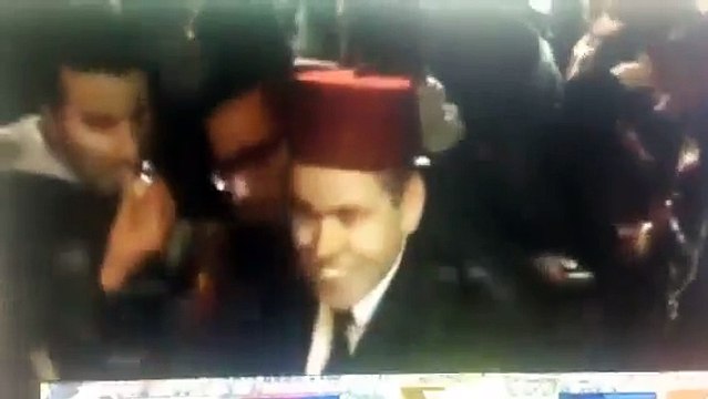 maroccains attendant roi mohamed 6 a amsterdam- مغاربة ينتظرون محمد السادس أمام إقامته في أمستردام