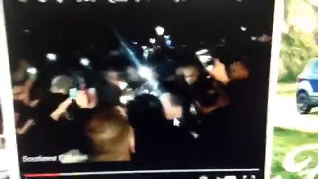 mohamed 6 tayfra9 al7alwa fe amsterdam -الملك محمد السادس توزيع الحلوة لمغاربة هولندا