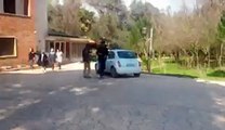 Polici hyn me makine me targa te huaja ne park