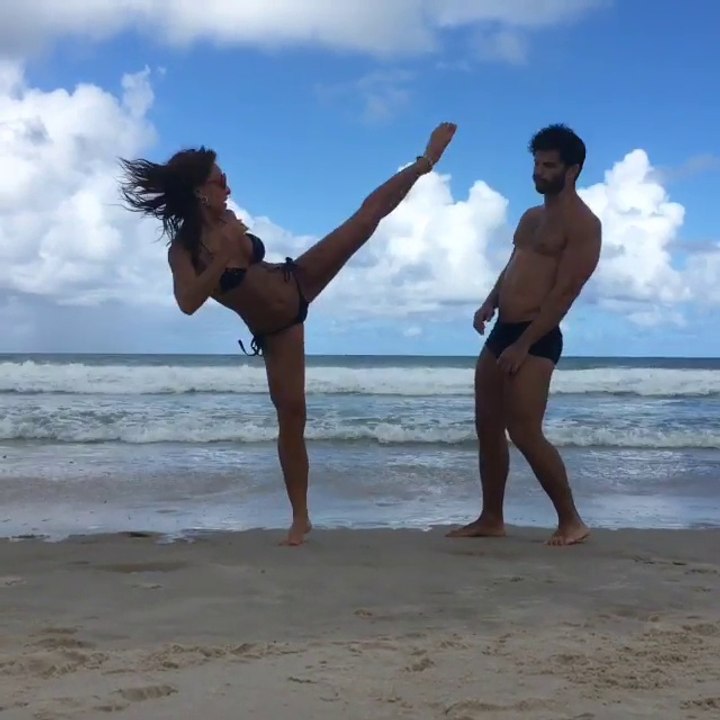 Sabrina e Duda brincando em praia