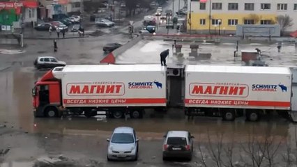 Водитель не может выйти из машины из за огромной лужи в Верхней Пышме