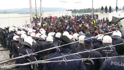 Migrantes protestam em fronteira