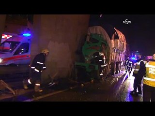 Haliç'te kamyon köprü ayağına çarptı
