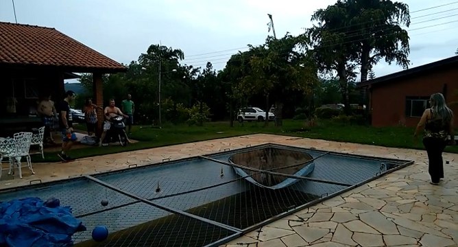 Un abruti en scooter chute dans une piscine