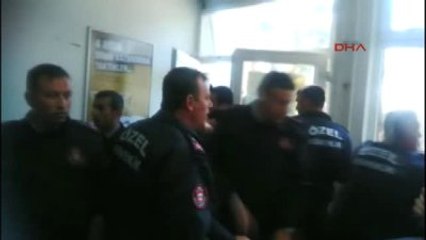 Eskişehir Anadolu Üniversitesi'nde Afiş Arbedesi