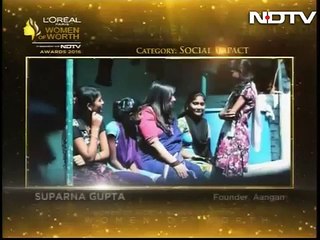 Aishwarya Rai Bachchan presents at L'oreal Paris Women of Worth Awards 2016