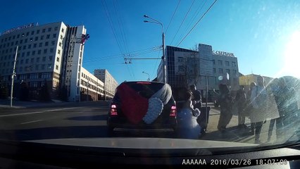 Невеста с тёщей бьют жениха