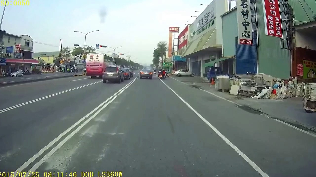 20160327 上午八點多 高雄鳳屏路上 紅色機車蛇行撞上路邊 阿婆
