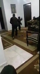 بالفيديو.. أب يربط ابنه ويضربه بعنف والأم توثق الموقف بالكاميرا