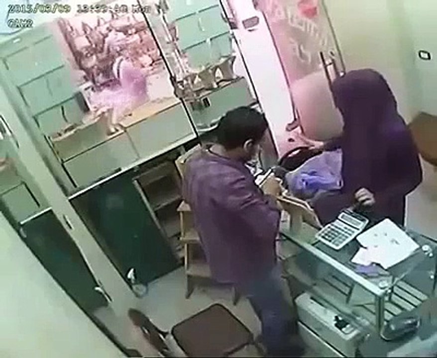 CCTV Footage Of How Beautiful Girl Looted Gold From Shop
