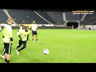 Ibrahimovic ve Erkan Zengin'in Ufak Kapışması