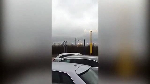 Shocking moment plane wobbles on way down into Gatwick