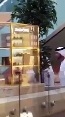 Dudai King in Shopping Mall Without Security