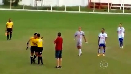 Trọng tài bóng đá gây sốc khi... rút súng dọa cầu thủ ngay giữa sân