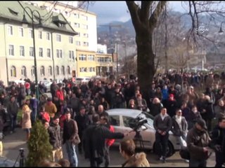 Bosna-Hersek karıştı; hükümet binaları ateşe verildi