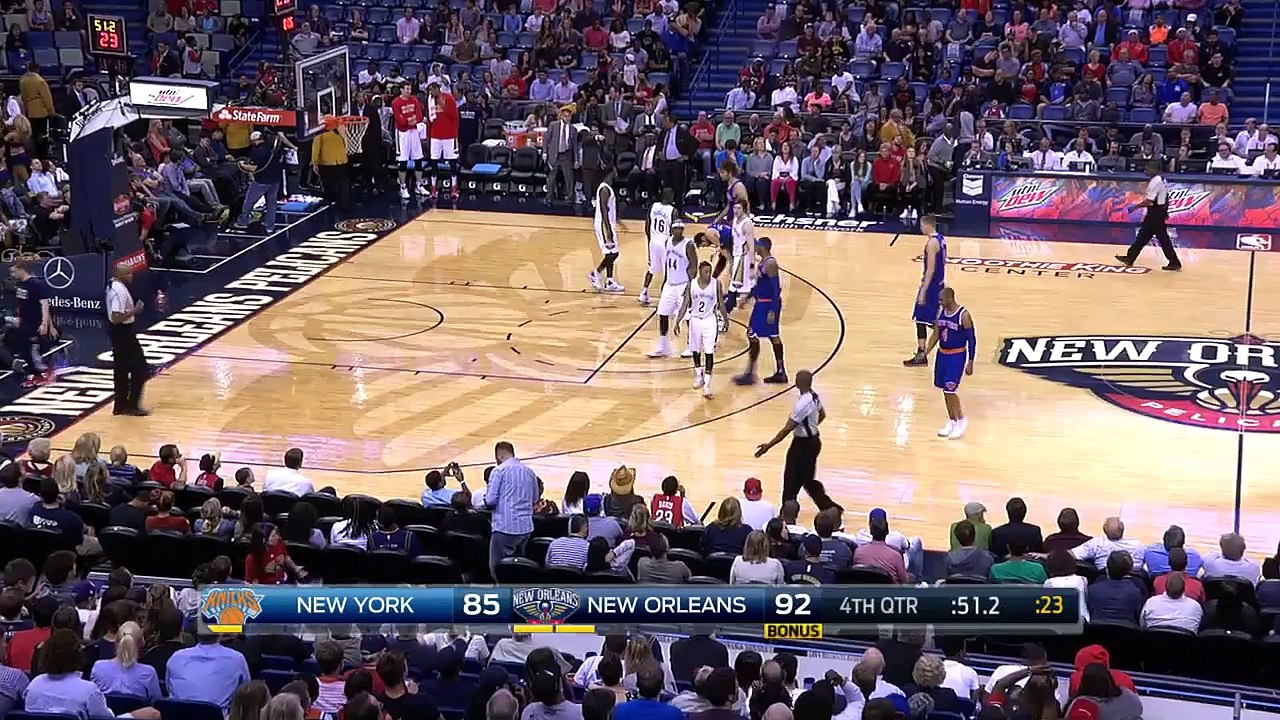 Un gamin prend Carmelo Anthony dans ses bras