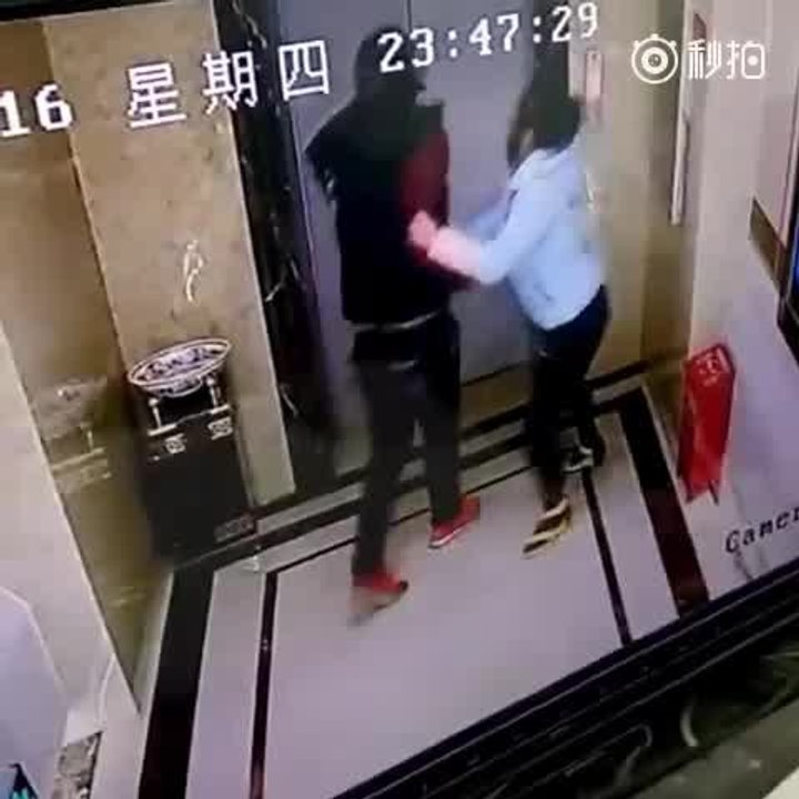 Un chinois ivre défonce la porte d'un ascenseur et chute dans le vide