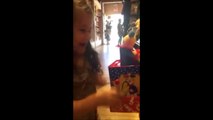 Une petite fille surprise par un jouet Jack-in-the-box qui surgit de sa boite. Trop mignon