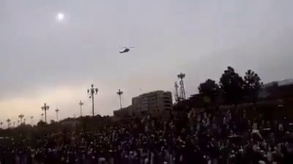 Dekhain Kaise Molvi Army Kay Helicopter Pe Joote Mar Rahe Hain