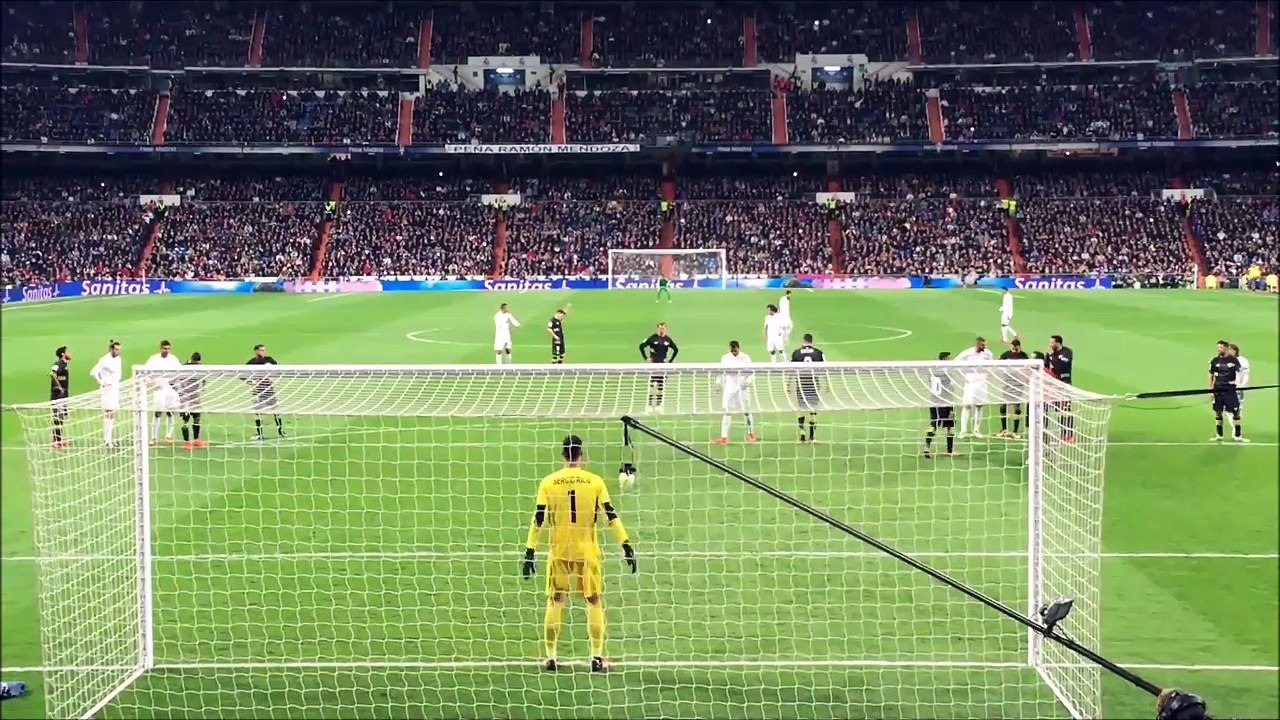 Prendre un penalty raté de Ronaldo en pleine tête.. Fan du Real Madrid - Welcome to bernabeu
