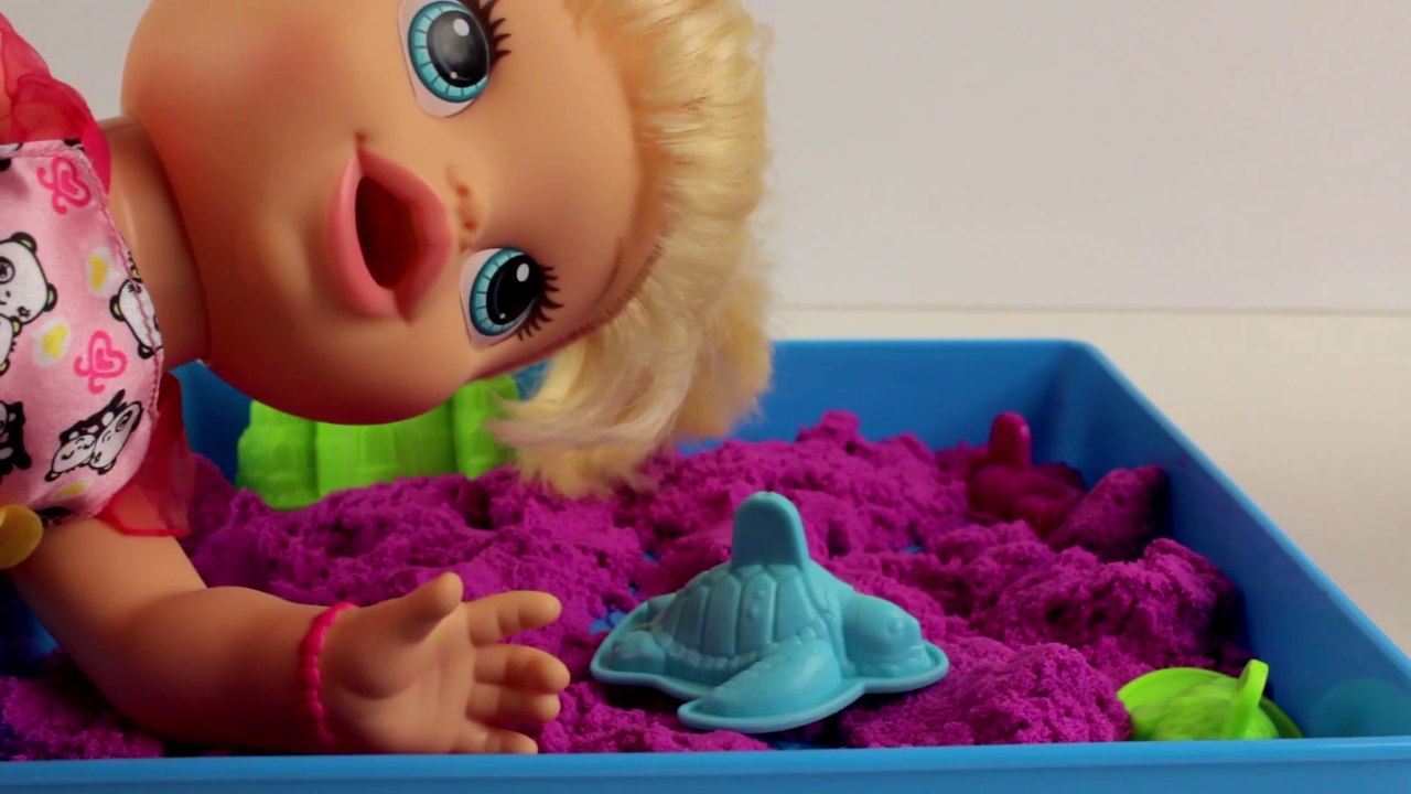 Куклы пупсики Бэби Элайв и Бэби Борн играют в песочнице с кинетическим песком игры для девочек