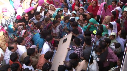 Pakistanis mourn at deadly blast site in Lahore