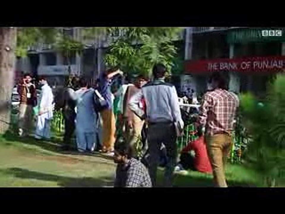 زلزلے سے خوف زدہ شہری کھلے آسمان تلے