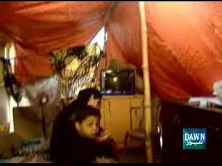 کراچھي - فت پاتھ پر زندگي گزارنے پر مجبور بے سہارا سعديہ