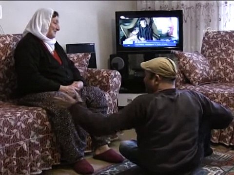 Yürüme engelli vatandaş, her gün dört kat inip çıkmak zorunda